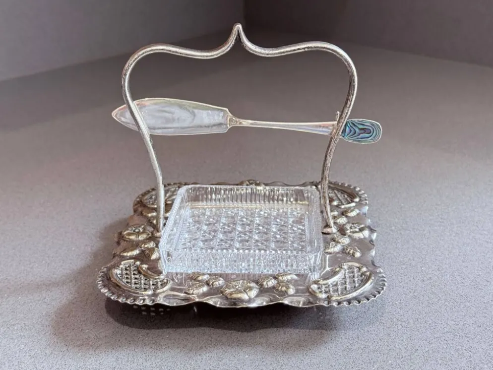 Beurrier en métal argenté Art Déco avec beurrier en cristal taillé et couteau.