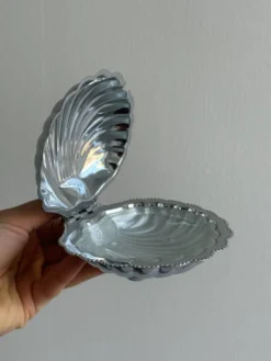 Beurrier en métal argenté avec couvercle et cuillère assortie