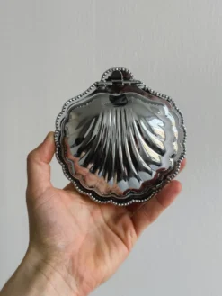 Beurrier en métal argenté avec couvercle et cuillère assortie