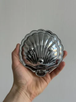 Beurrier en métal argenté avec couvercle et cuillère assortie