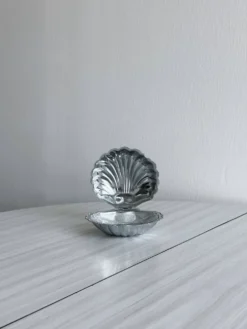 Beurrier en métal argenté avec couvercle et cuillère assortie