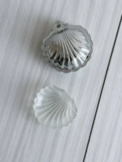 Beurrier en métal argenté avec couvercle et cuillère assortie