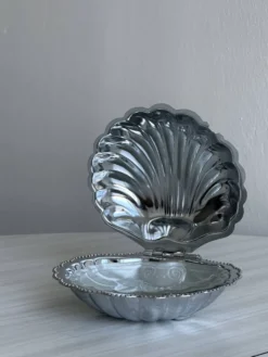 Beurrier en métal argenté avec couvercle et cuillère assortie