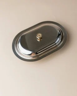 Beurrier en métal argenté avec couvercle, vintage italien des années 1970 en acier inoxydable, détail de bouton doré.