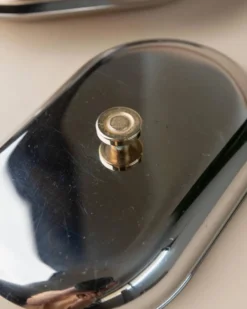 Beurrier en métal argenté avec couvercle, vintage italien des années 1970 en acier inoxydable, détail de bouton doré.