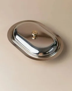 Beurrier en métal argenté avec couvercle, vintage italien des années 1970 en acier inoxydable, détail de bouton doré.