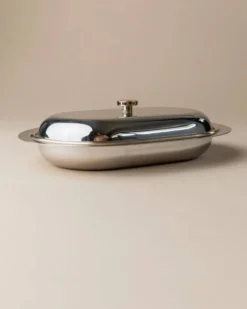 Beurrier en métal argenté avec couvercle, vintage italien des années 1970 en acier inoxydable, détail de bouton doré.