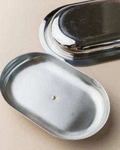 Beurrier en métal argenté avec couvercle, vintage italien des années 1970 en acier inoxydable, détail de bouton doré.