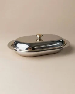 Beurrier en métal argenté avec couvercle, vintage italien des années 1970 en acier inoxydable, détail de bouton doré.