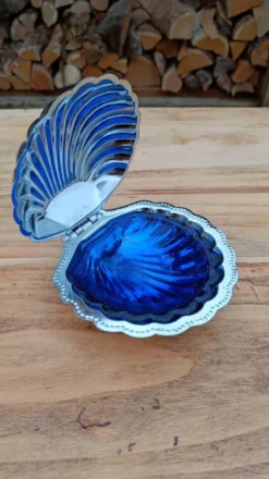 Beurrier en métal argenté et verre bleu