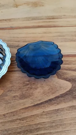 Beurrier en métal argenté et verre bleu