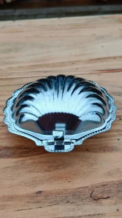 Beurrier en métal argenté et verre bleu