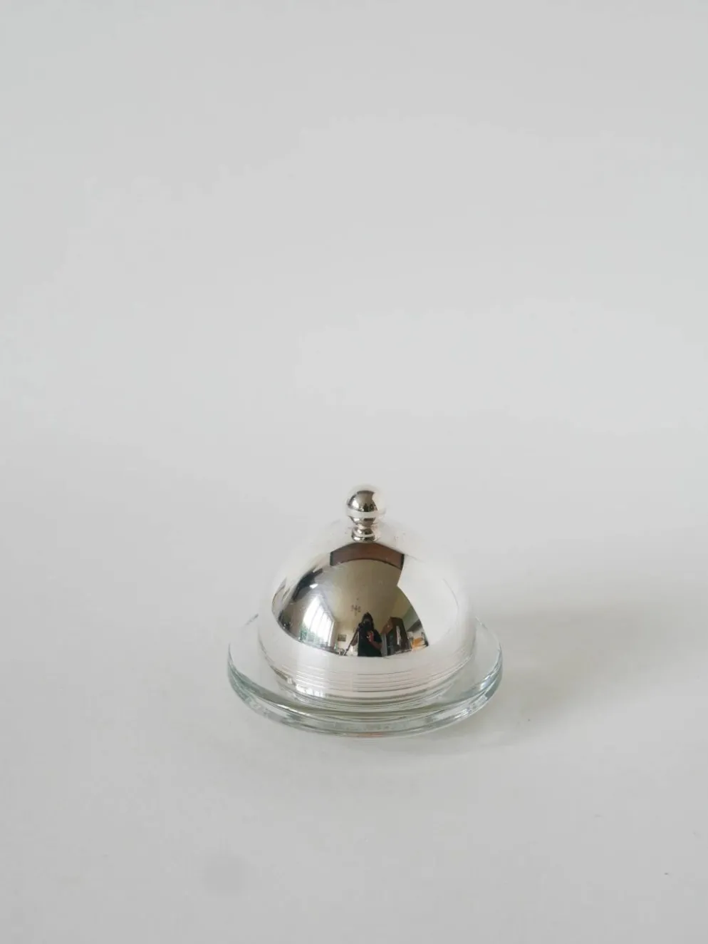 Beurrier en métal argenté et verre, St Hilaire, 1950