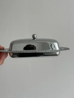 Beurrier en métal avec plateau en verre