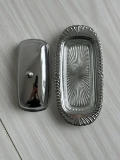 Beurrier en métal avec plateau en verre