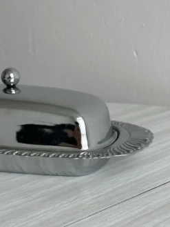 Beurrier en métal avec plateau en verre