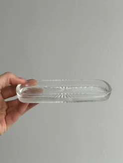 Beurrier en métal avec plateau en verre