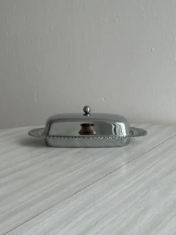 Beurrier en métal avec plateau en verre