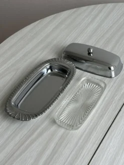 Beurrier en métal avec plateau en verre