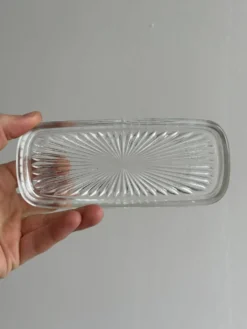 Beurrier en métal avec plateau en verre