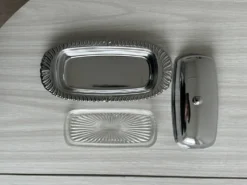 Beurrier en métal avec plateau en verre