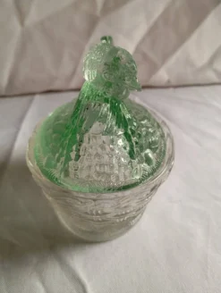 Beurrier en verre figurant une poule