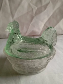 Beurrier en verre figurant une poule