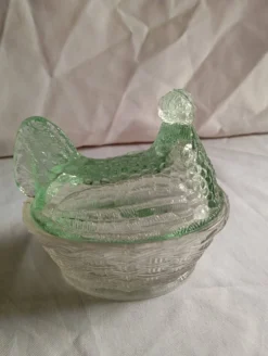 Beurrier en verre figurant une poule