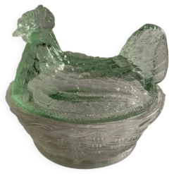 Beurrier en verre figurant une poule