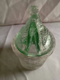 Beurrier en verre figurant une poule