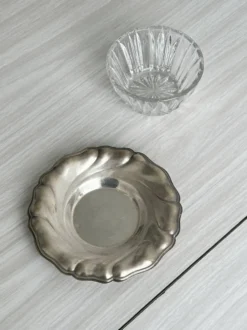 Beurrier en verre taillé et métal