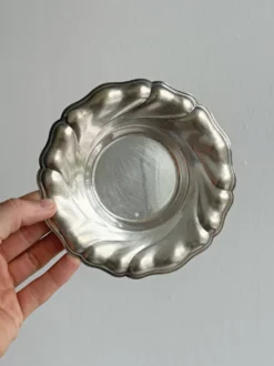 Beurrier en verre taillé et métal