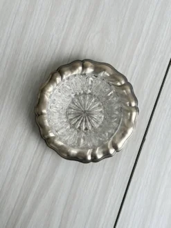 Beurrier en verre taillé et métal