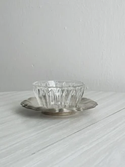 Beurrier en verre taillé et métal