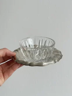 Beurrier en verre taillé et métal
