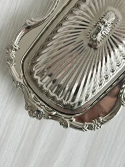 Beurrier inox brillant avec couvercle