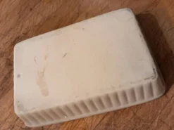 Beurrier/ravier rectangulaire ancien en céramique