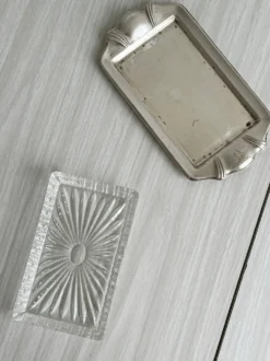 Beurrier rectangulaire en métal et coupelle en verre épais