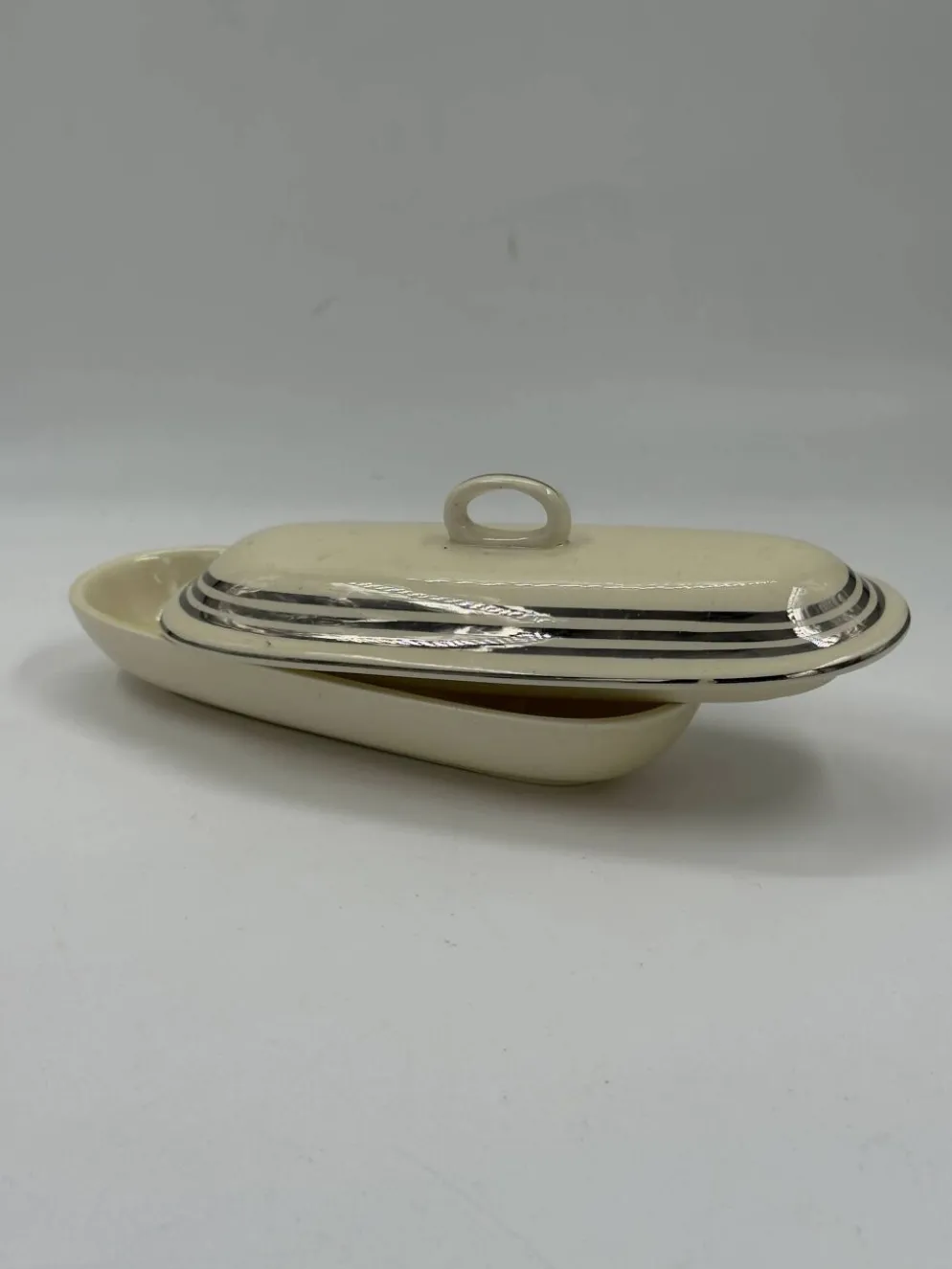 Beurrier vintage Art déco en céramique ivoire avec rayures platine