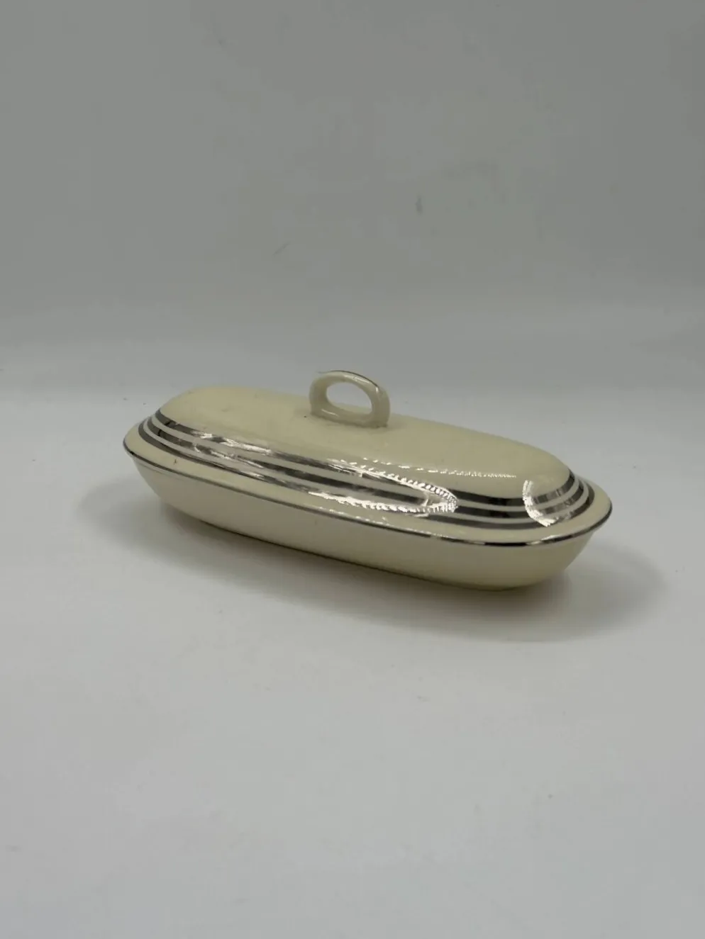 Beurrier vintage Art déco en céramique ivoire avec rayures platine