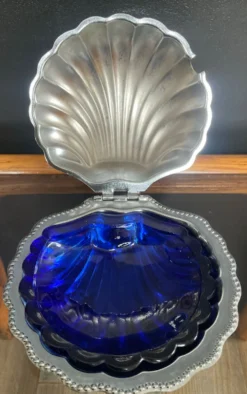 Beurrier vintage coquillage en inox et verre bleu