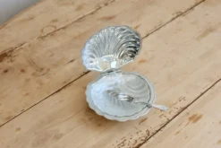 Beurrier vintage coquillage en métal argenté et verre avec couteau - Style