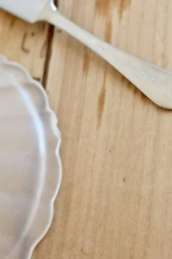 Beurrier vintage coquillage en métal argenté et verre avec couteau - Style