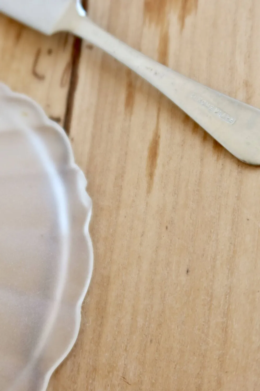Beurrier vintage coquillage en métal argenté et verre avec couteau - Style