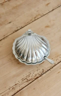 Beurrier vintage coquillage en métal argenté et verre avec couteau - Style