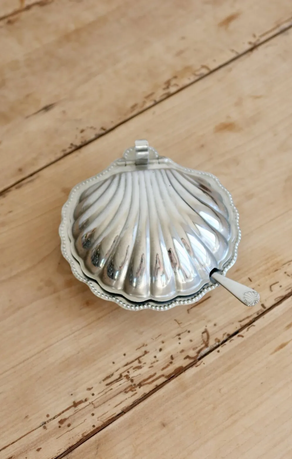 Beurrier vintage coquillage en métal argenté et verre avec couteau - Style