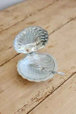 Beurrier vintage coquillage en métal argenté et verre avec couteau - Style