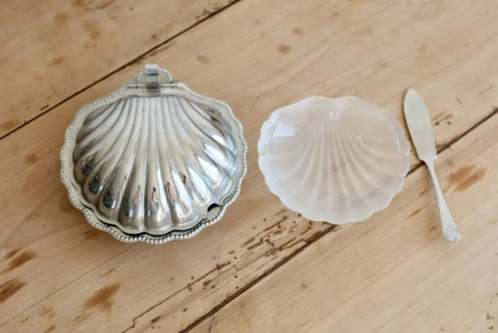 Beurrier vintage coquillage en métal argenté et verre avec couteau - Style