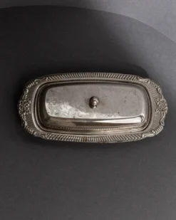 Beurrier vintage des années 1970 en métal argenté, décor ornemental gravé, décoration de table rétro, style intemporel, idée cadeau élégante