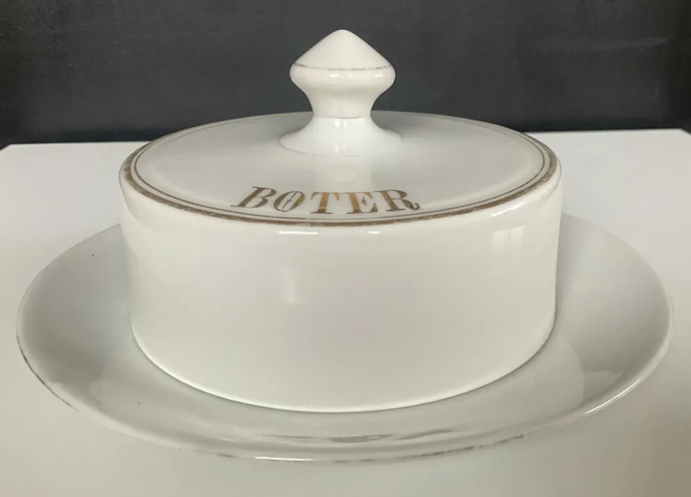 Beurrier vintage en porcelaine émaillée